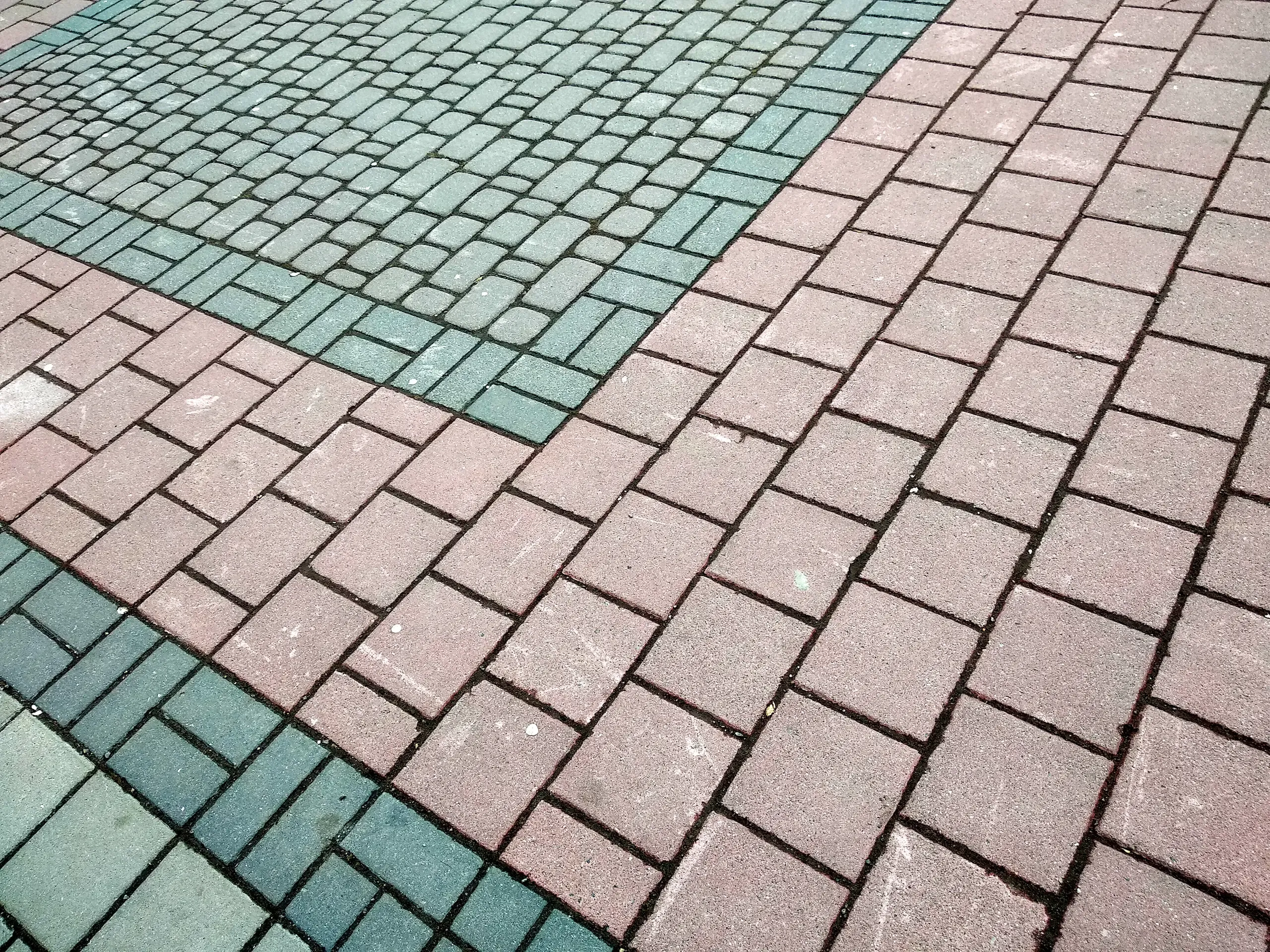 Czysta kostka brukowa w różnych kolorach, przygotowana do impregnacji