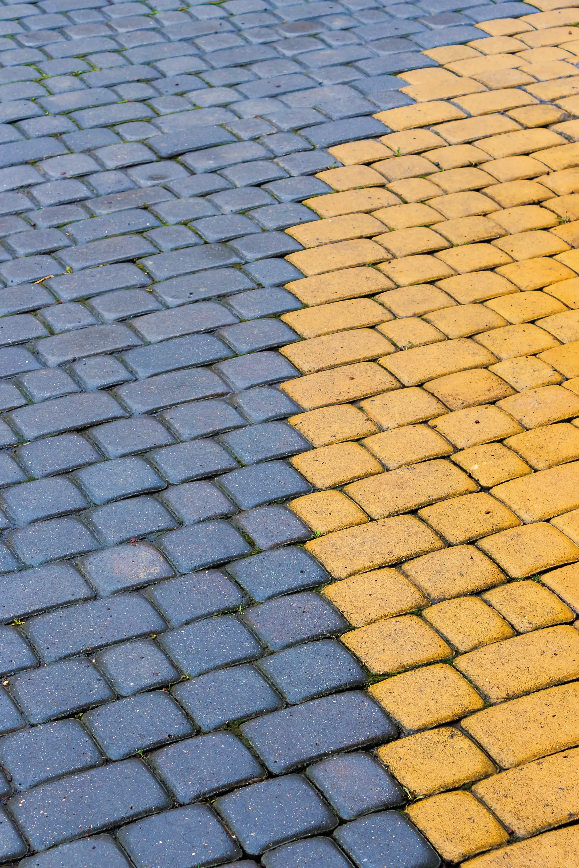 Impregnacja kostki brukowej w różnych kolorach, pokazująca różnicę w wykończeniu powierzchni