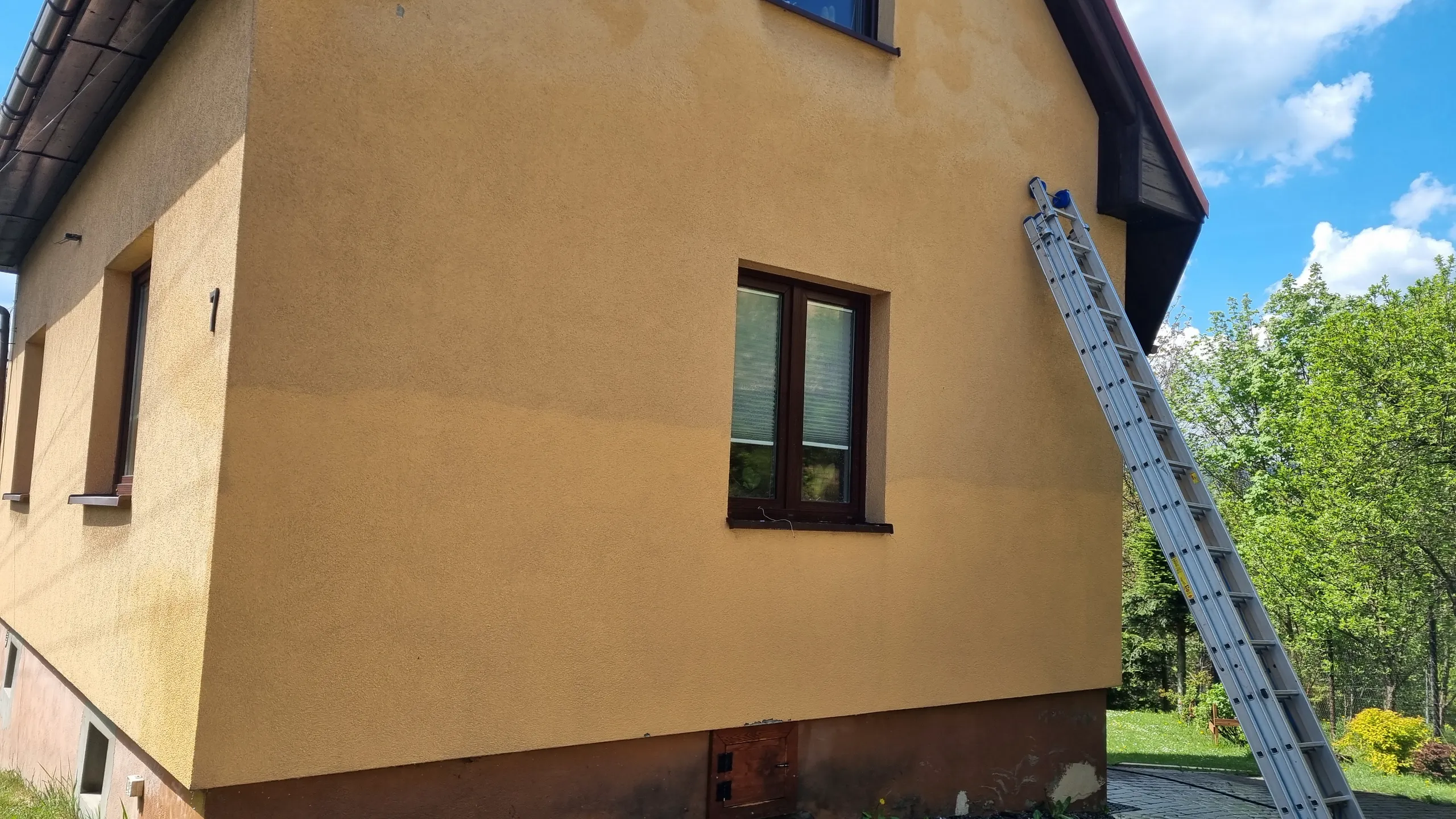 Elewacja budynku przed myciem, pokazująca różnice w czystości powierzchni