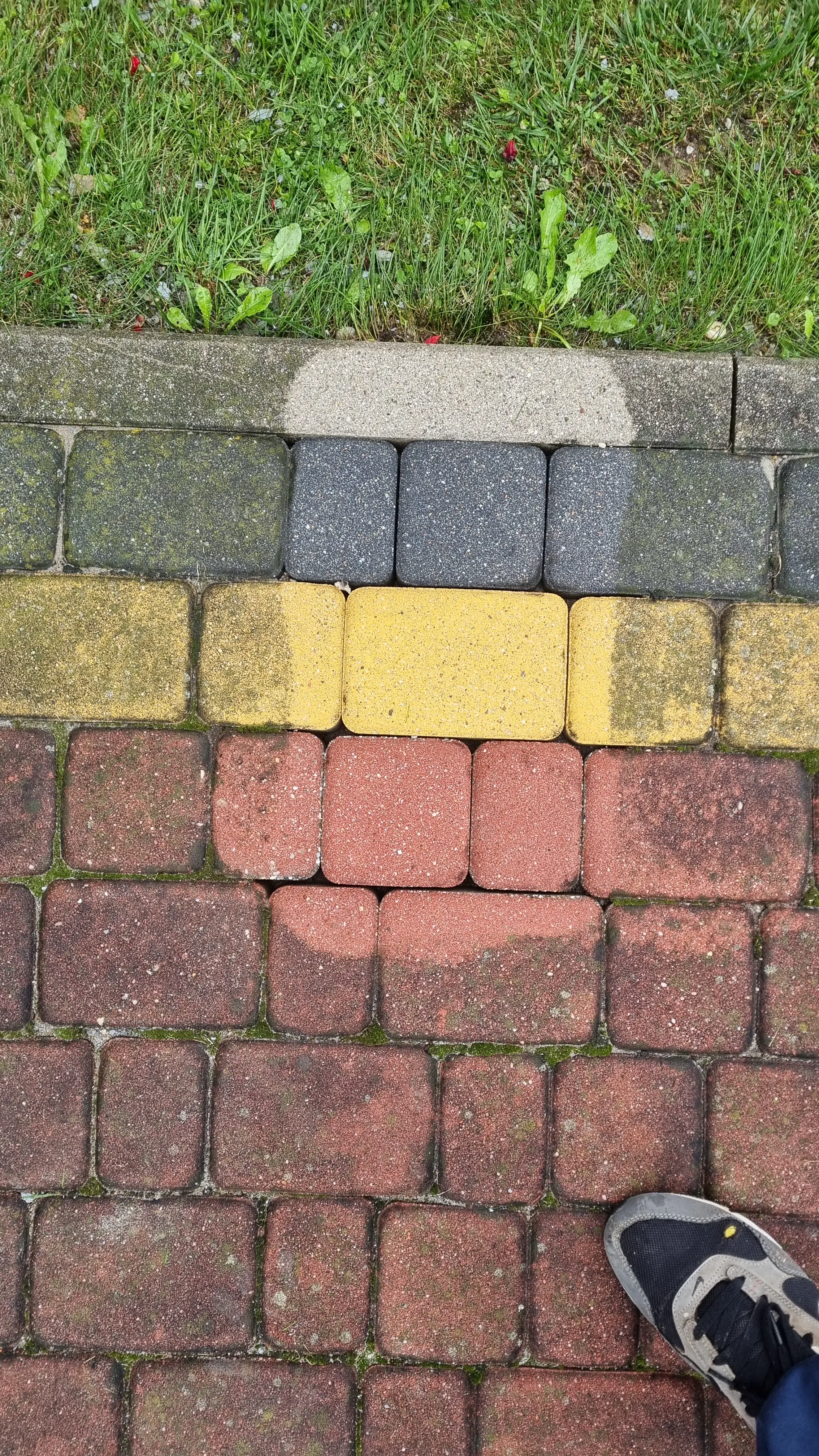 Fragment kostki brukowej w różnych kolorach, widoczne ślady zabrudzeń przed impregnacją