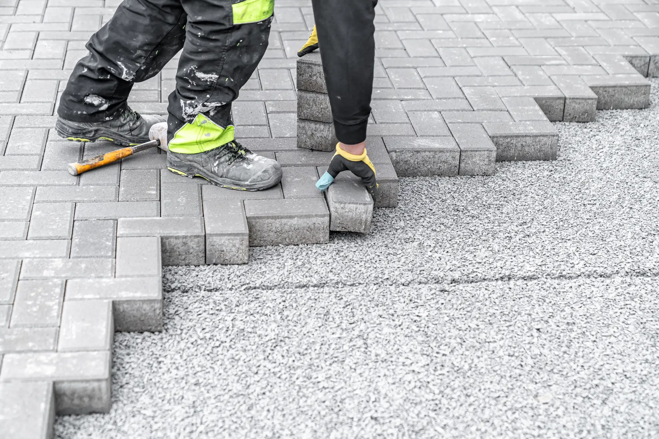 Układanie kostki brukowej na świeżo przygotowanej nawierzchni