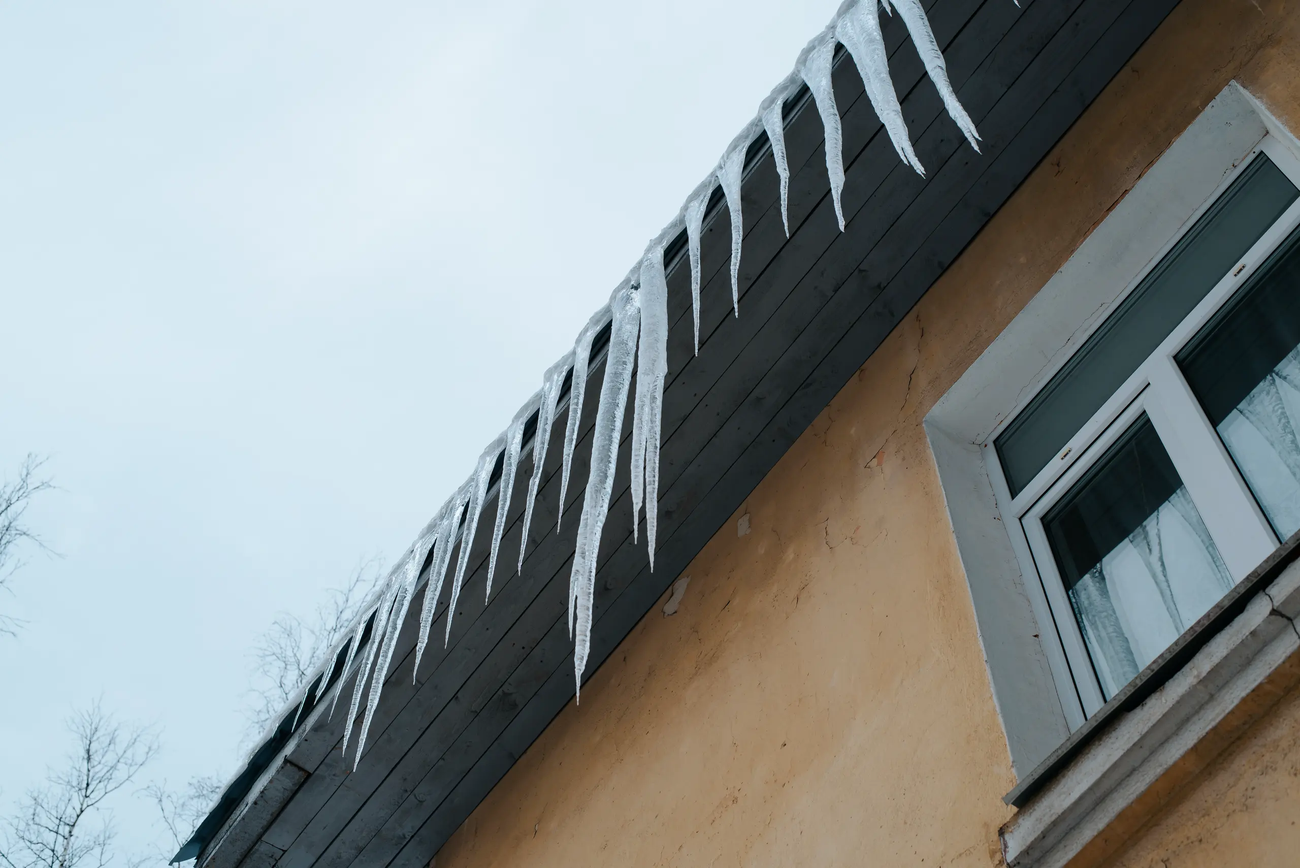 Sopel lodu zwisający z dachu, fot. ukazuje jego struktury